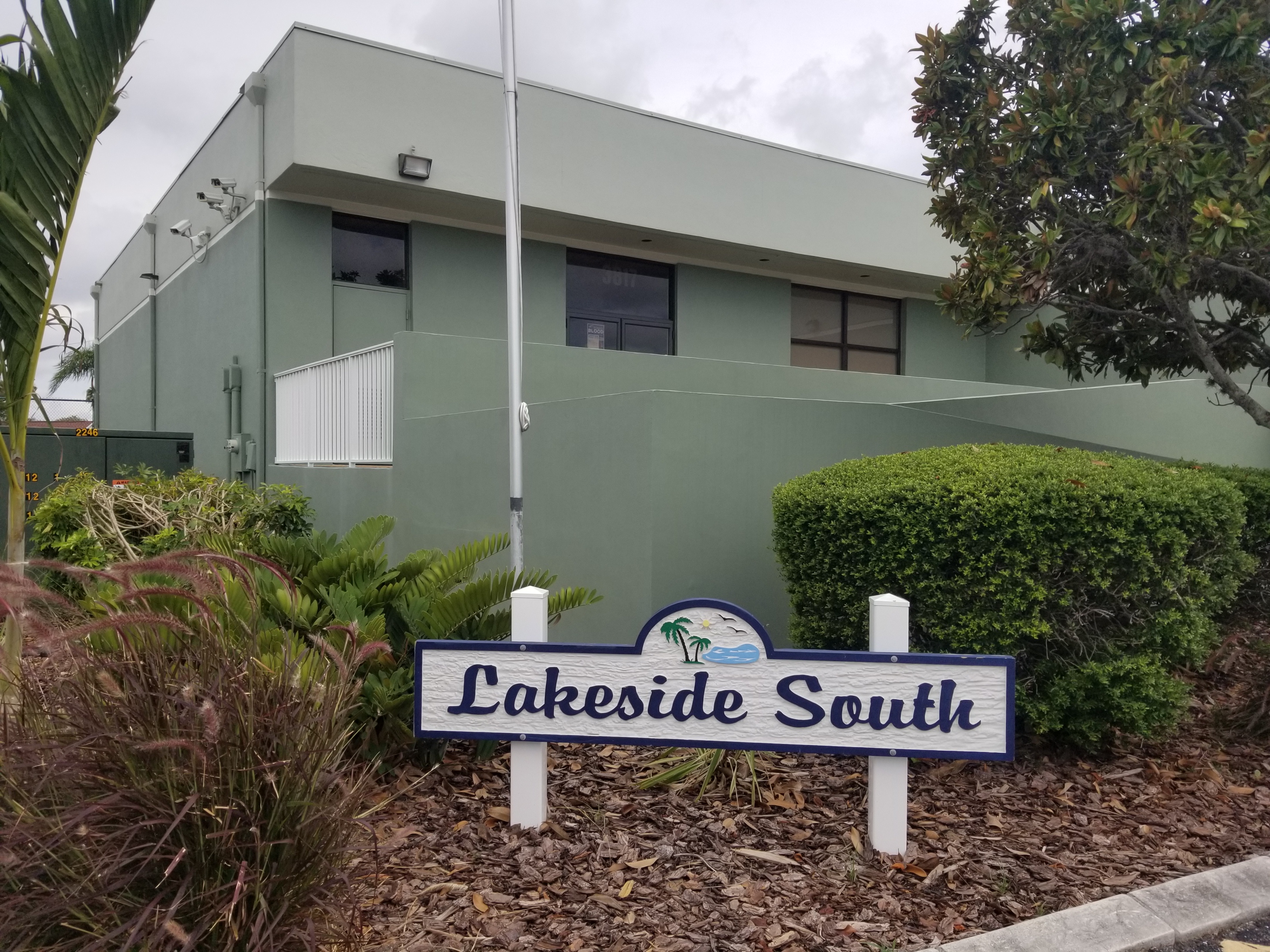 190-clubhouse with Lakeside South sign